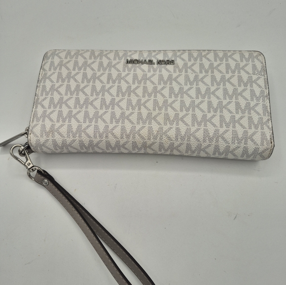 Michael Kors Handbags - Michael Kors Jet Set Travel Large Wallet